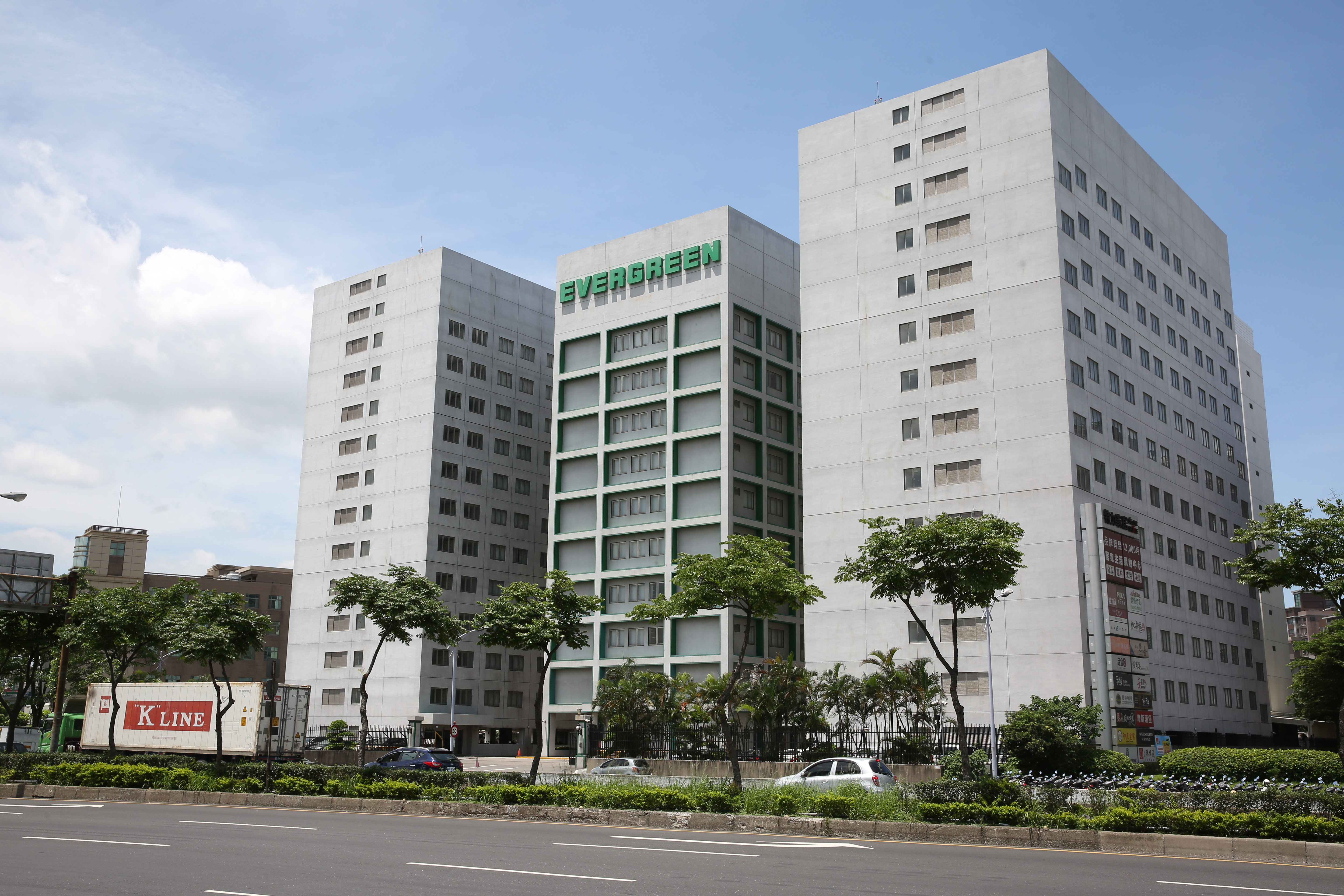 長榮國際公司改選7席董監事，張國華派大獲全勝，張國明與張國政認為股東會違法選任，分5大案提告。