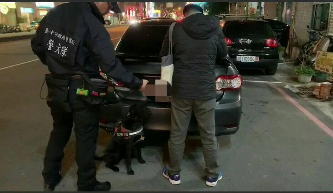 警方攔車,警犬嗅聞出林嫌身上藏有毒品。(警方提供)