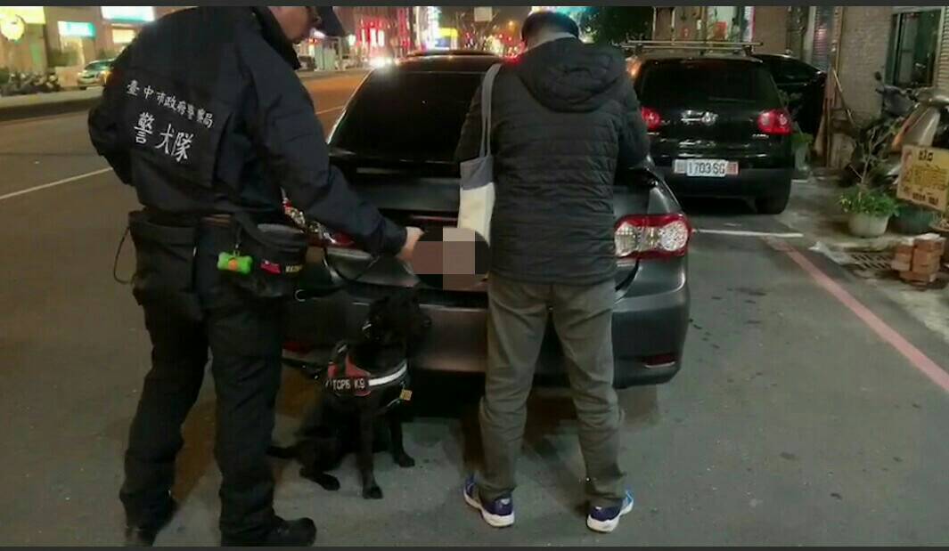 警方攔車，警犬嗅聞出林嫌身上藏有毒品。（警方提供）