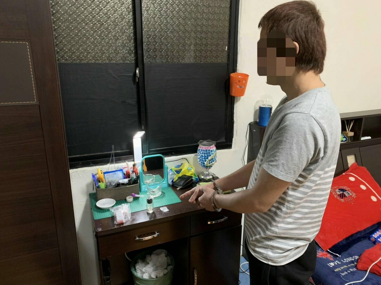 警方押解林嫌到其住處搜索,搜出安非他命以及毒品分裝袋。(警方提供)