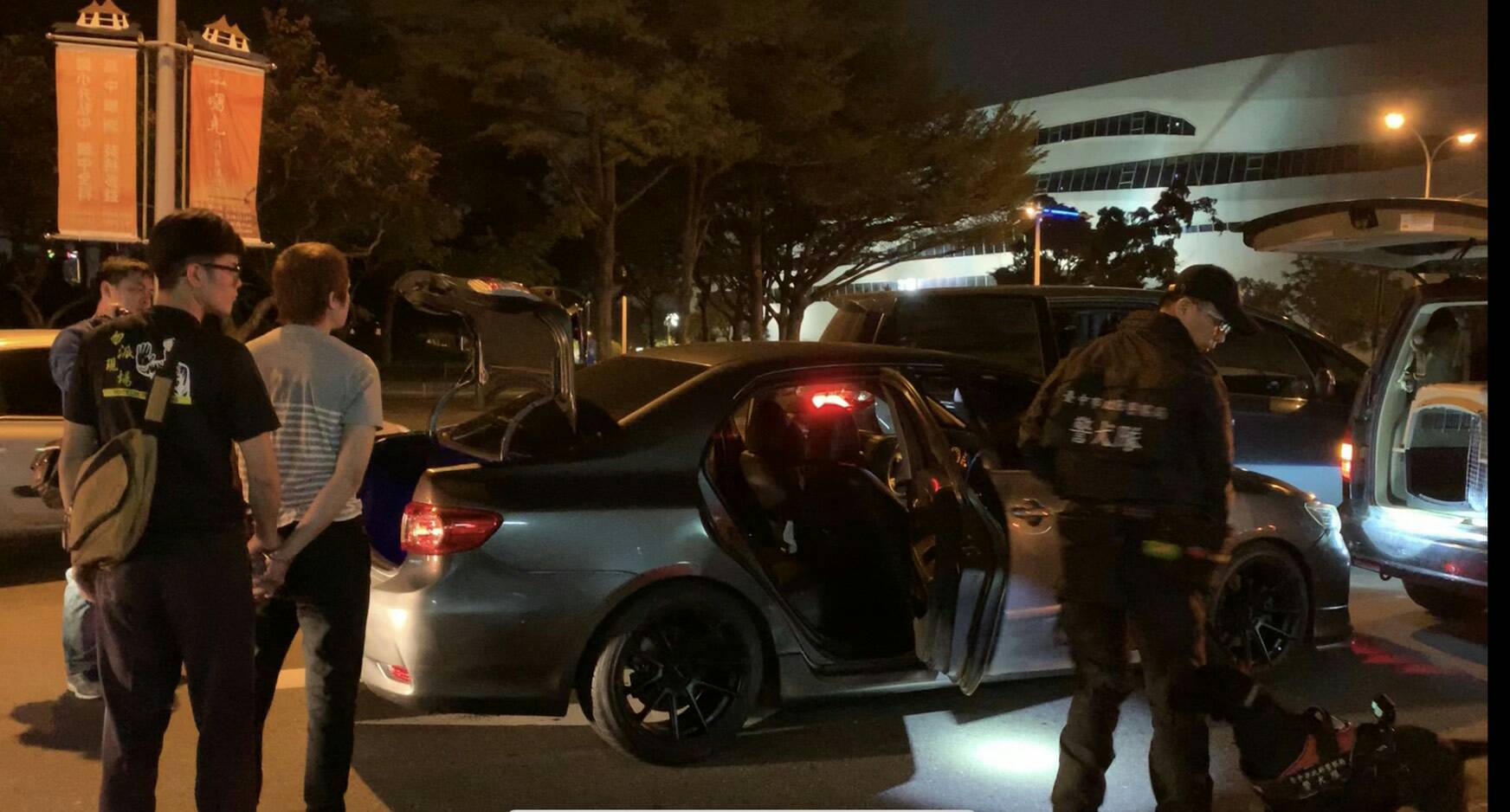 林嫌見無法狡賴，交付毒品，束手就擒。（警方提供）