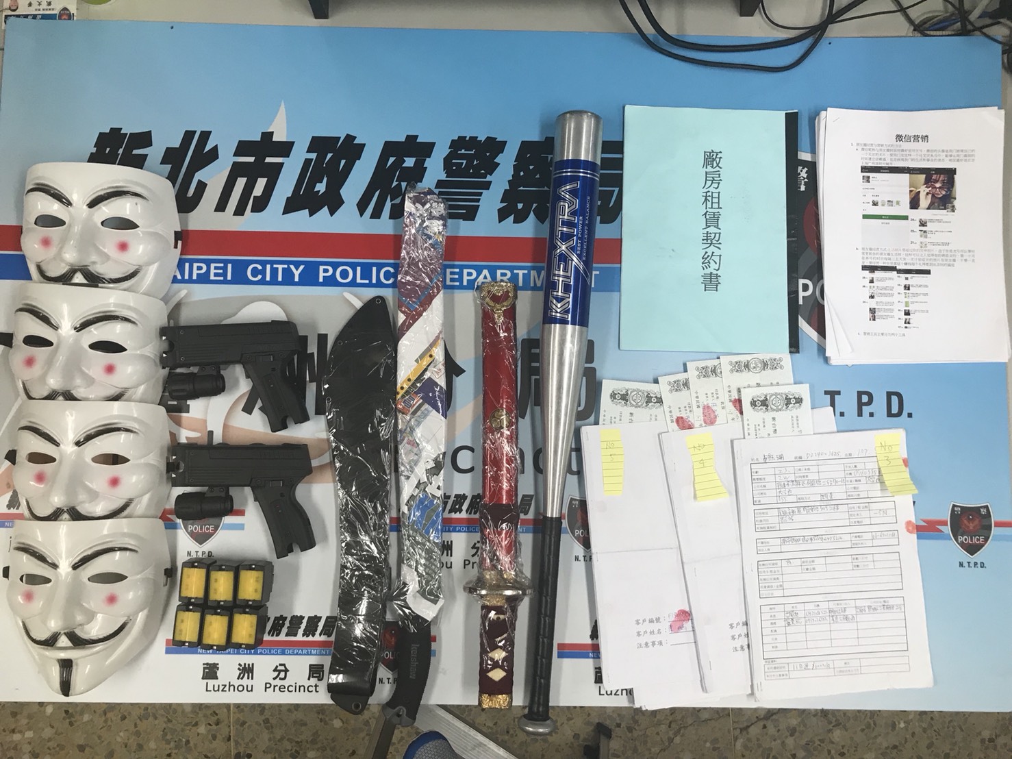 葉嫌要求集團成員犯案時帶上面具，以防身分曝光。（翻攝畫面）