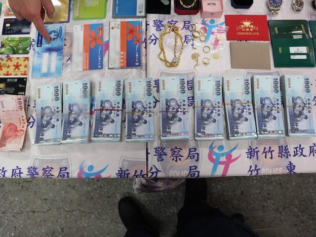 屋內同時查獲現金88萬元，懷疑是販毒所得。（警方提供）
