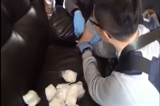 警方在沙發扶手內查獲大量K他命。(警方提供)