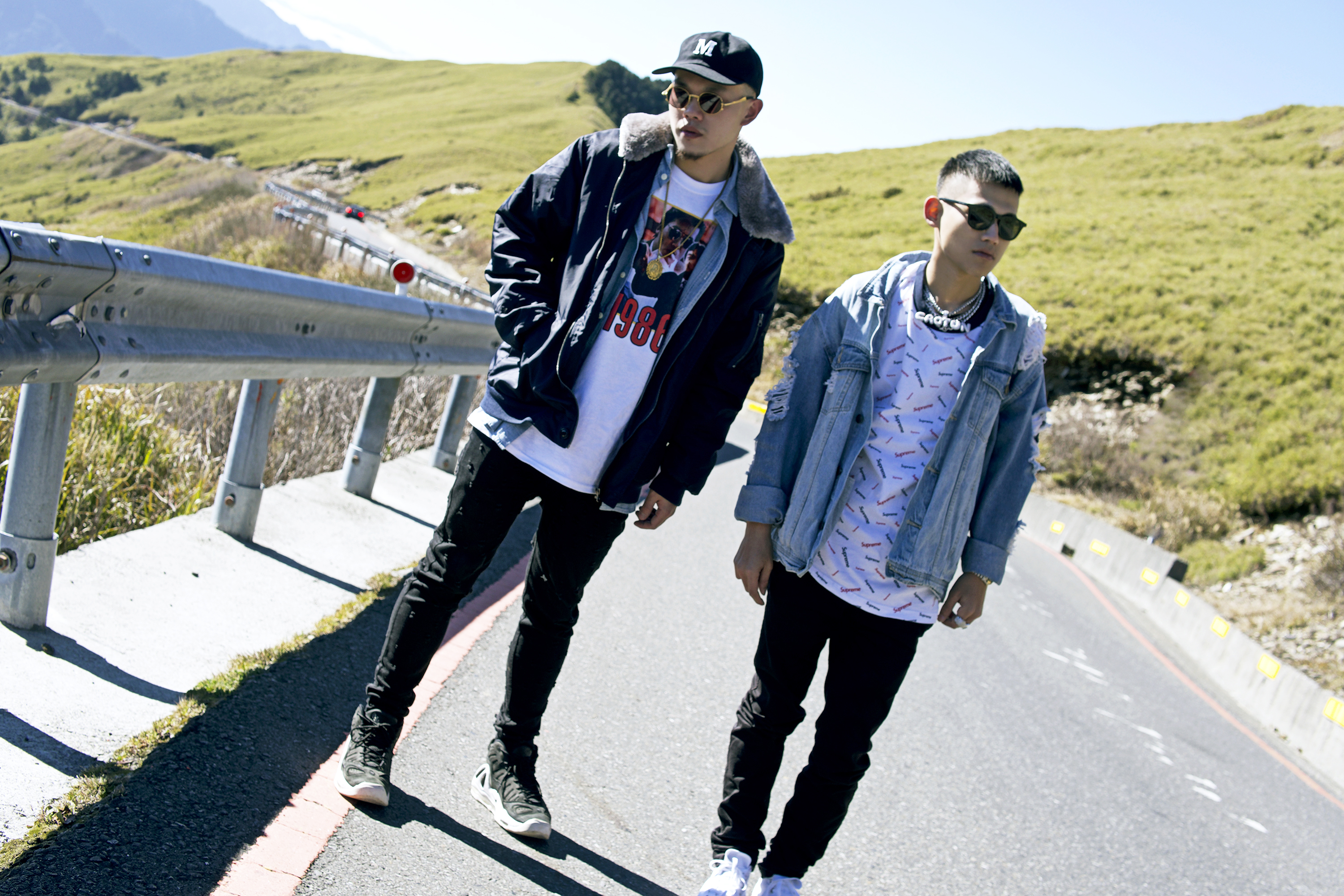 草屯囝仔面對酸言酸語始終不曾放棄，就算已進入歌壇，為了省錢，仍堅持從南投奔波各地跑通告。（混血兒娛樂提供）