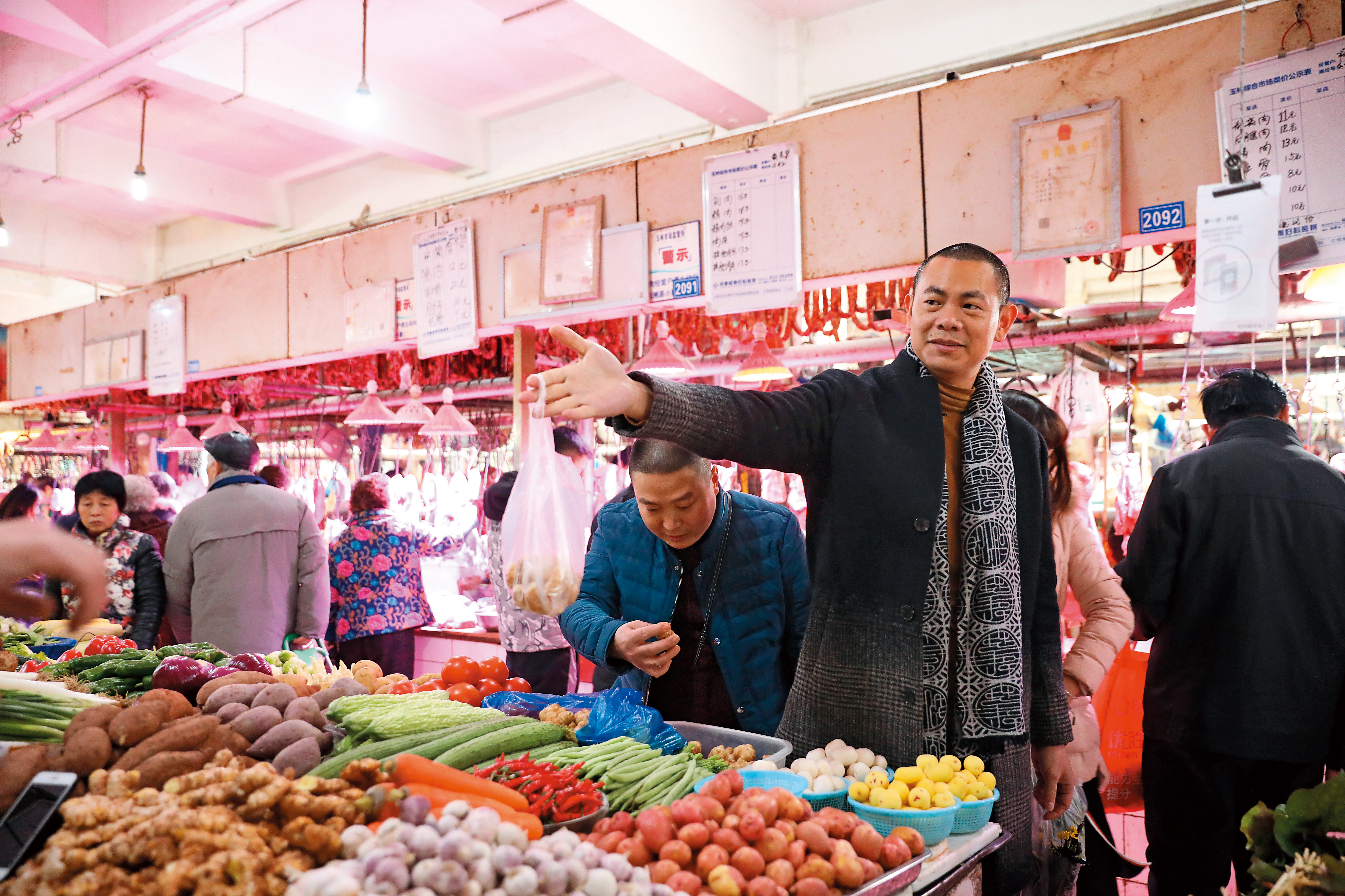 江振誠每個月飛成都，必定到「玉林菜市場」看食材，瞭解節令變化。