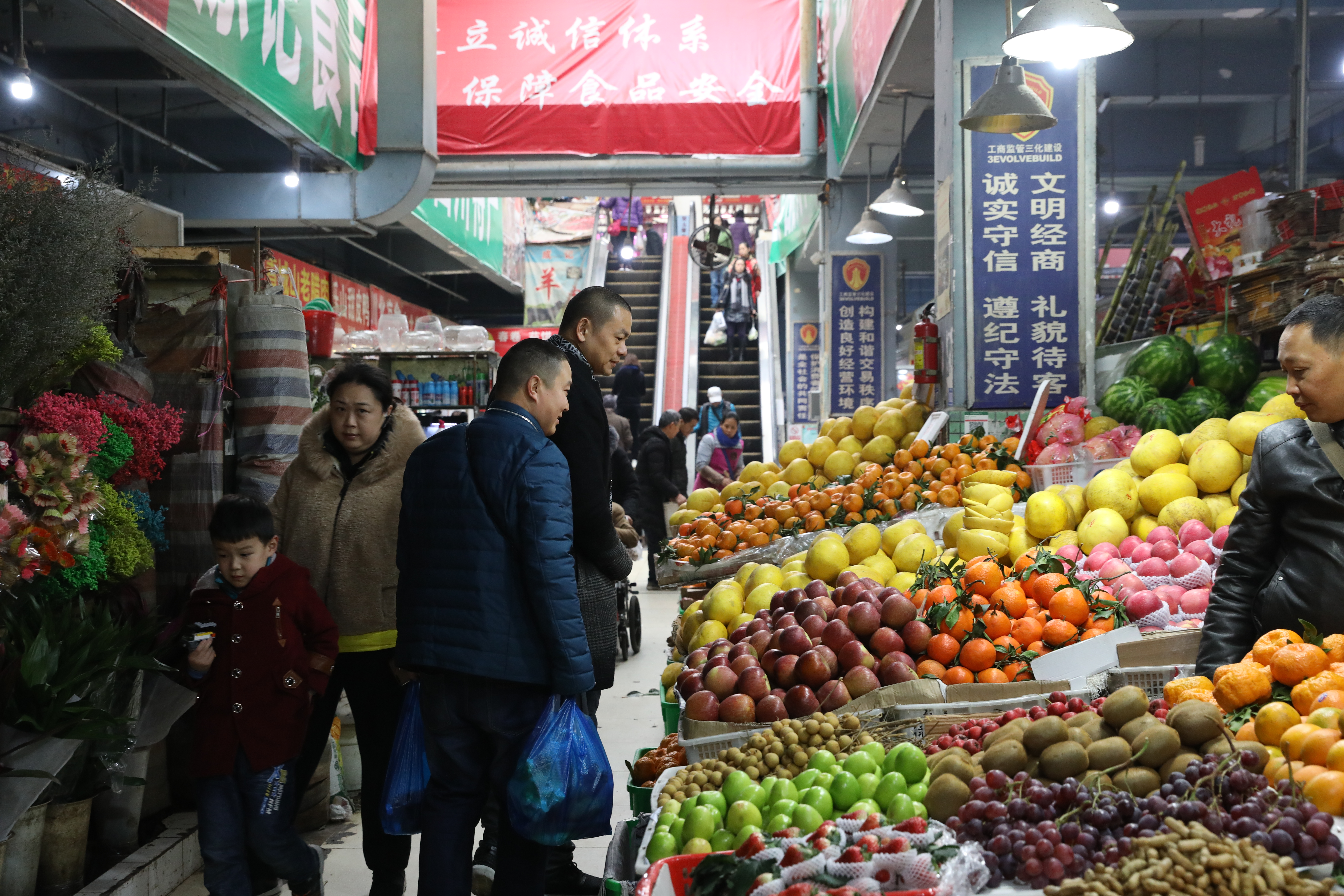 玉林菜市場規模不算最大，但場內場外各種食材最齊全。