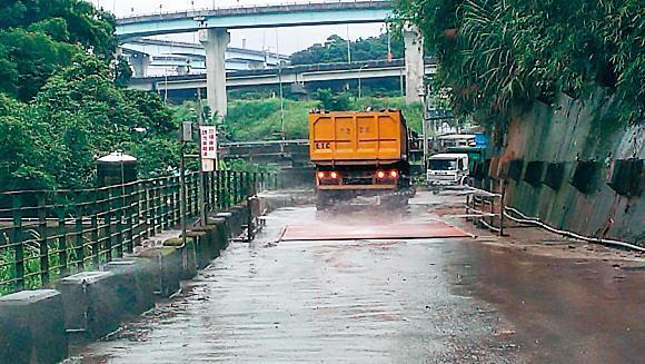 一輛輛載運垃圾的大卡車,在掩埋場來回穿梭傾倒廢棄物。