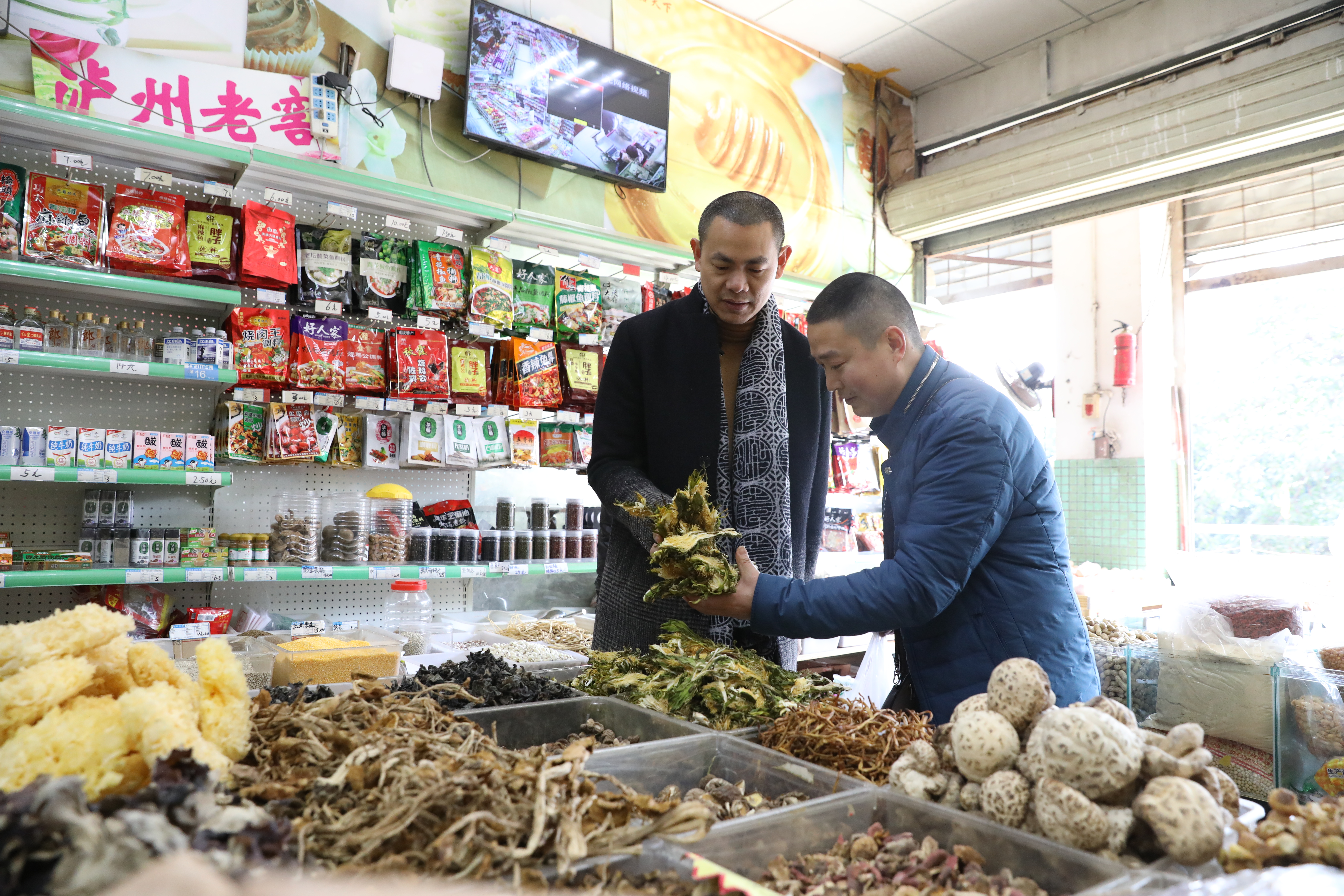 菜市場一樓的乾貨店，連廣東人常用來煲湯的霸王花也有賣。