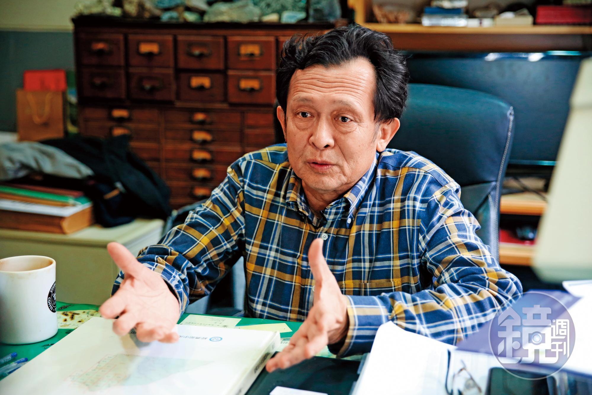 台大地質系教授陳文山指出，該掩埋場位於河谷地，若遇風災地震，廢棄物很可能被大量沖入河中。