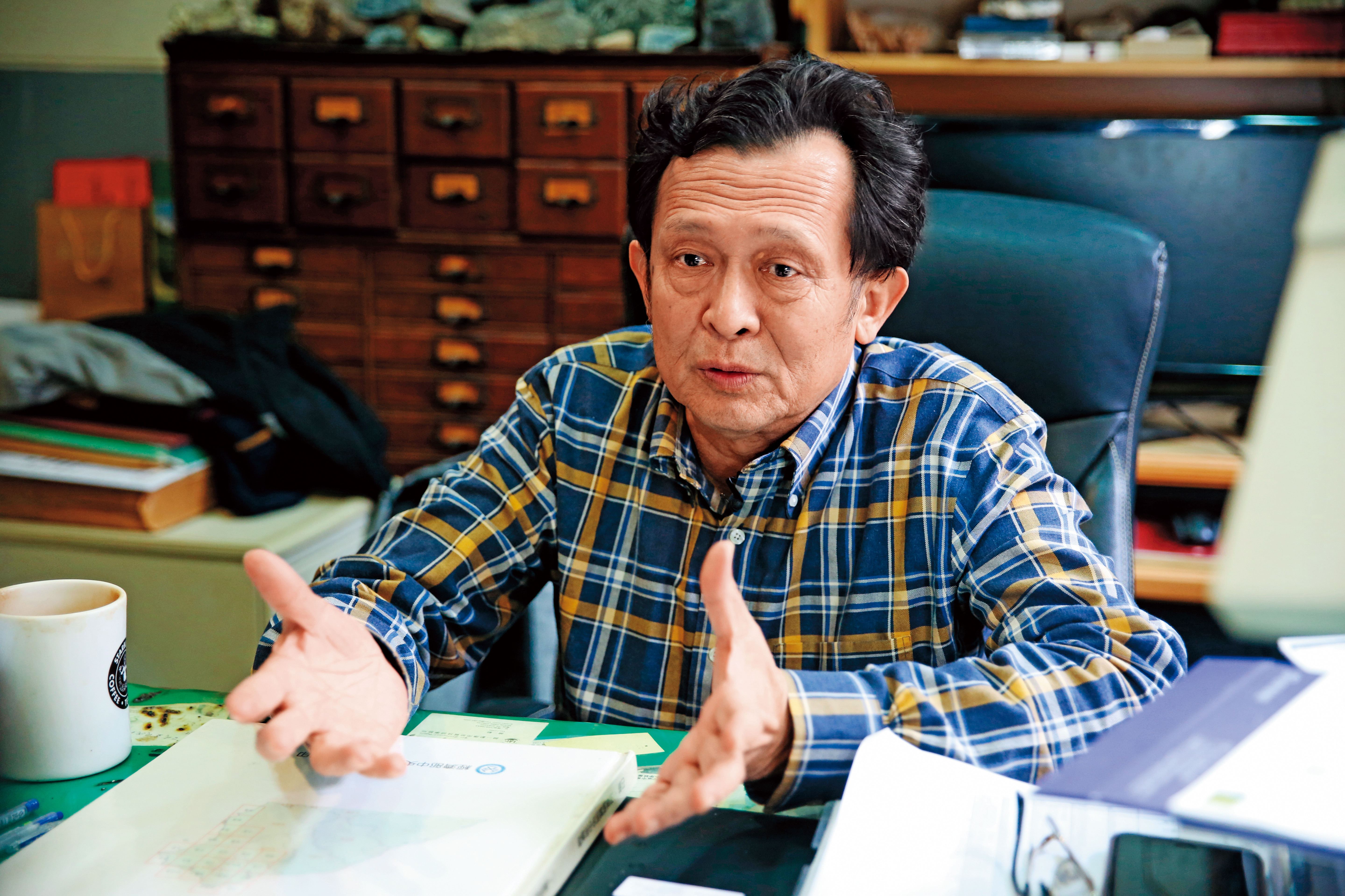 台大地質系教授陳文山指出，該掩埋場位於河谷地，若遇風災地震，廢棄物很可能被大量沖入河中。