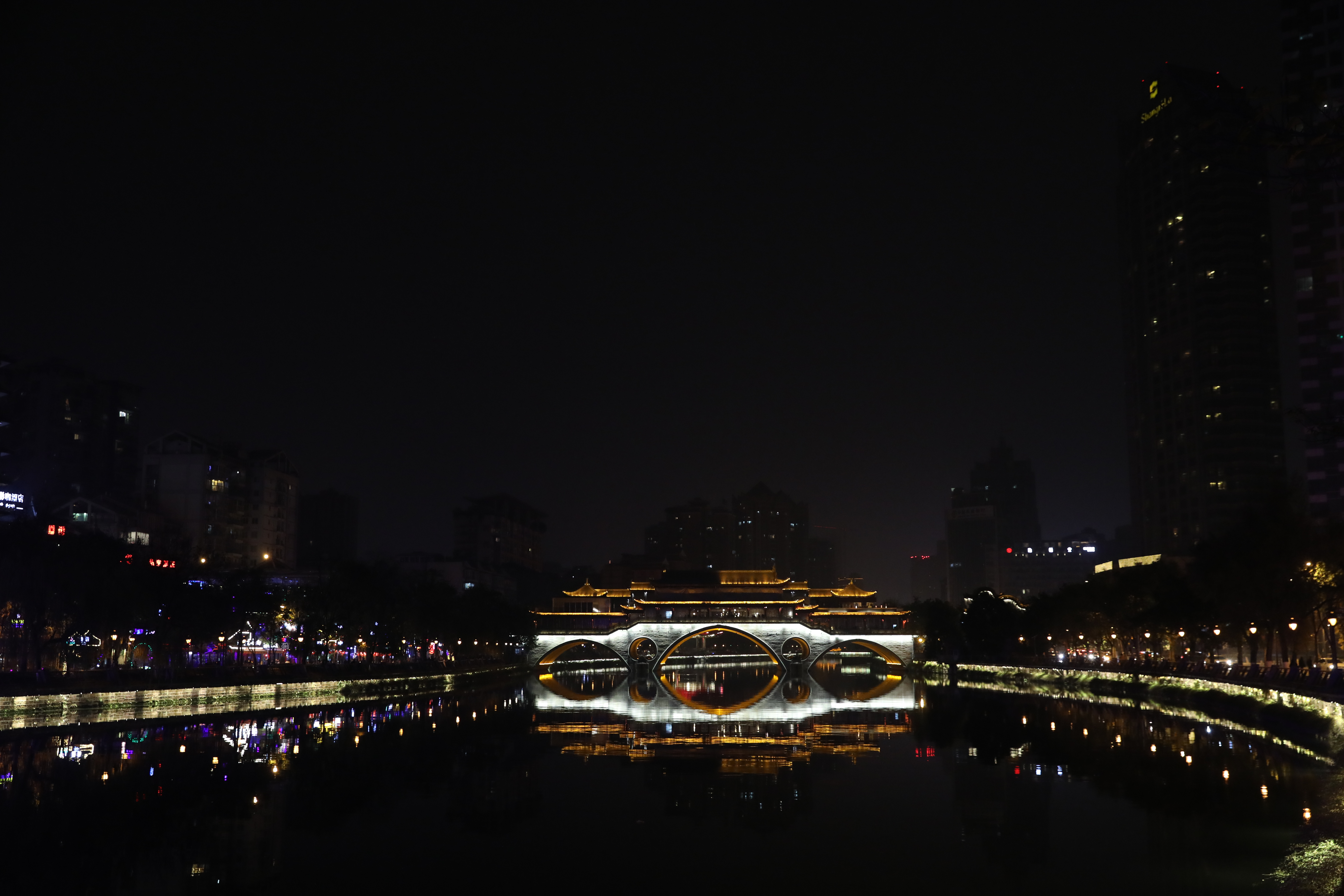 位在錦江上的安順廊橋，是有數百年歷史的名橋，在《馬可波羅行記》中有完整記載，經過2003、2017年兩次改造，襯上典雅燈光，是成都著名市景。