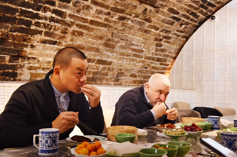 兩位名廚吃飯的姿勢如出一轍。（江振誠提供）