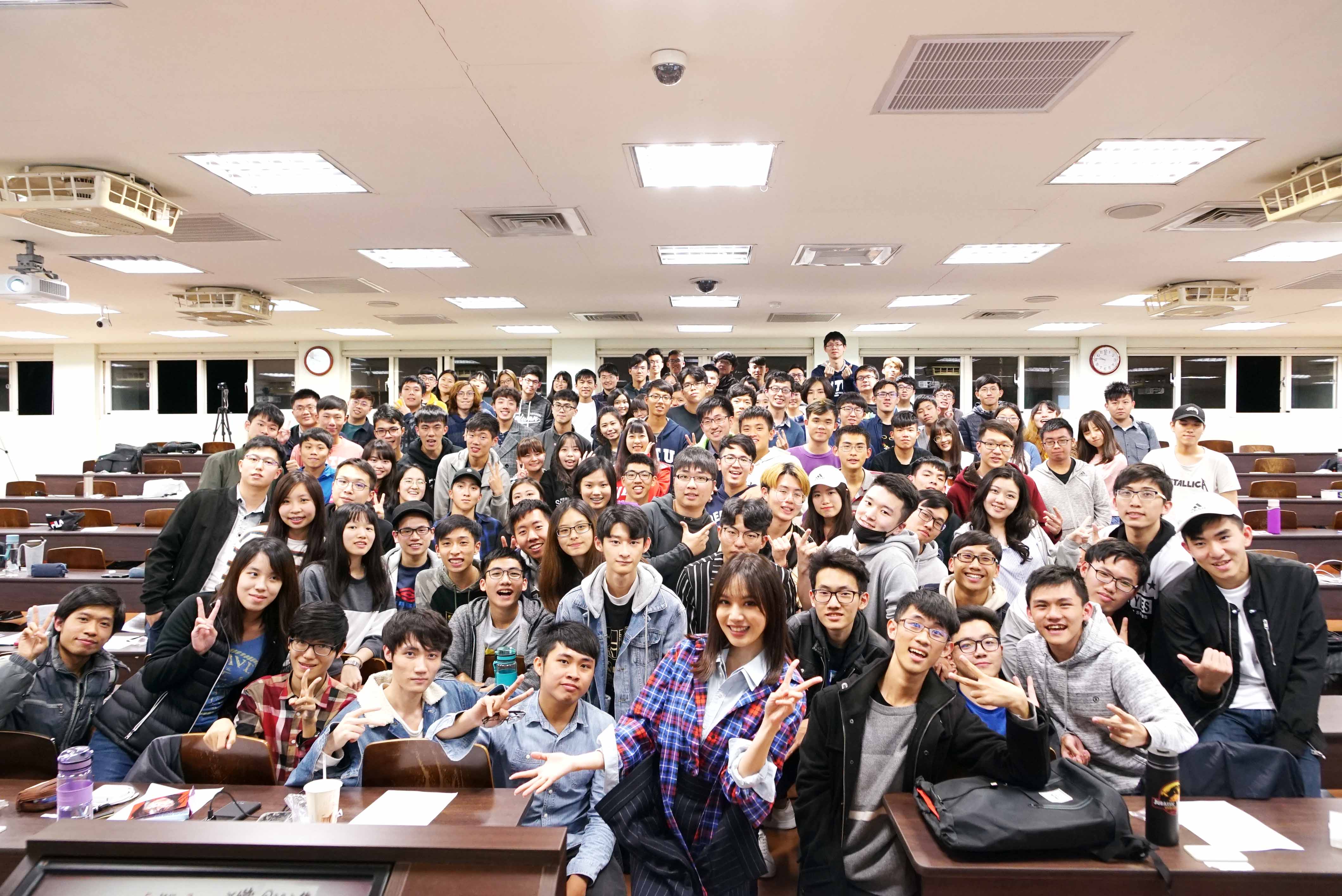 文慧如到台灣大學流行音樂歌唱社，與同學們分享發片前的經歷。（華研國際提供 ）