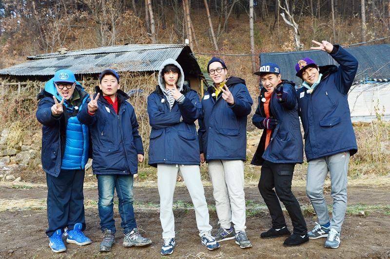 鄭俊英（左三）在金柱赫（右三）過世時崩潰痛哭，如今《兩天一夜第3季》因他而停，崩潰痛哭的恐怕只有觀眾。（網路圖片）