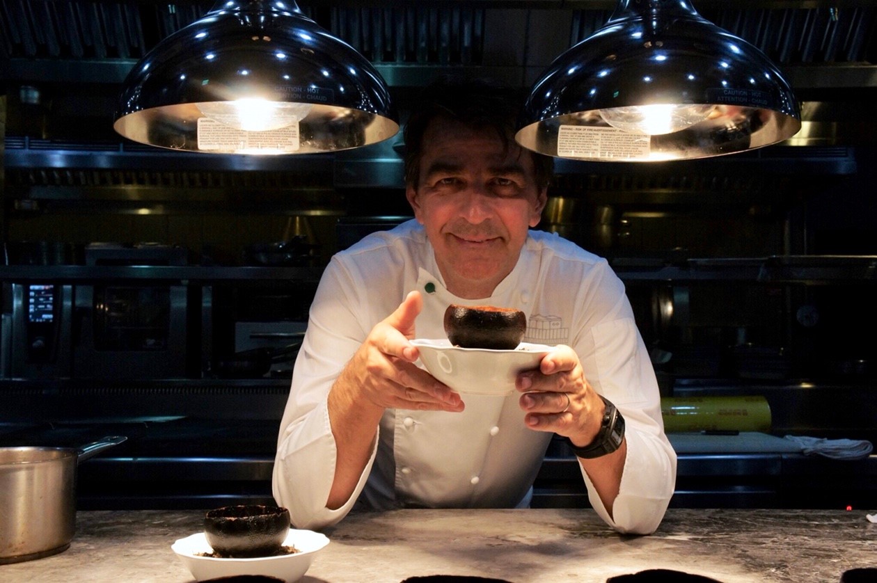 米其林八星主廚亞尼克亞蘭諾（Yannick Alléno）重返台灣遇愛徒一起辦餐會。