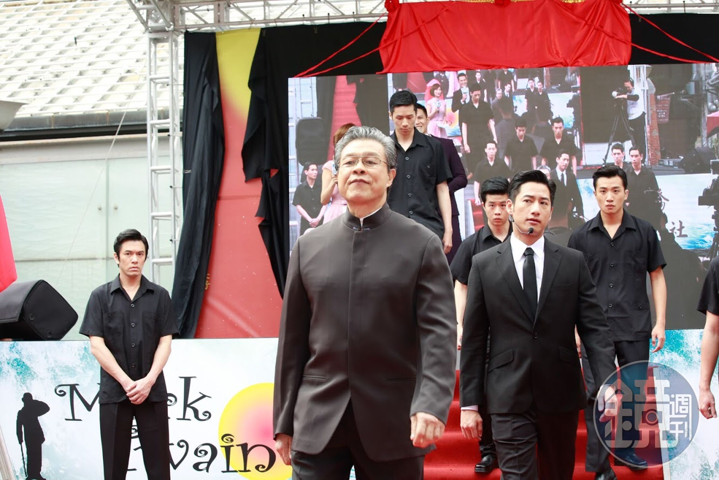 楊烈（左）以「一生懸命」的態度參與演出《國際橋牌社》。