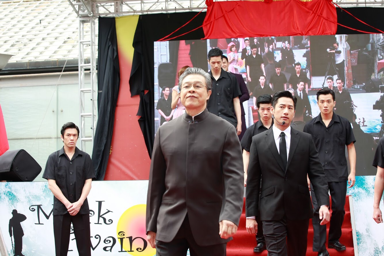 楊烈（左）以「一生懸命」的態度參與演出《國際橋牌社》。