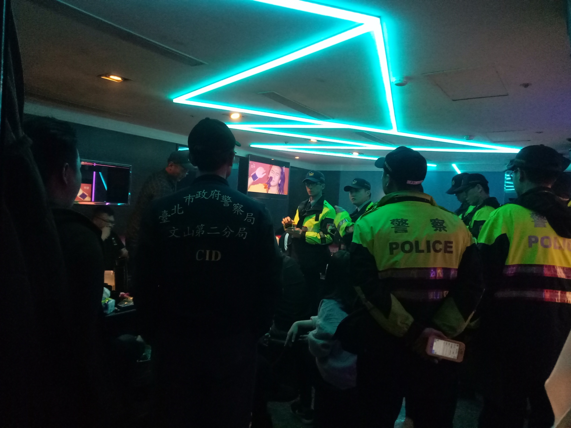 警方發動掃黑行動，赴特種店臨檢。（中山分局提供）