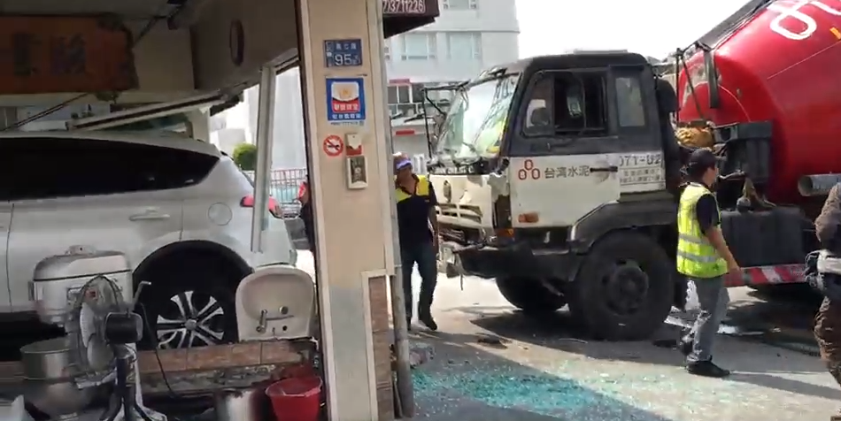 預拌混泥土車將白色休旅車撞進店內，造成3人受傷。（翻攝畫面）