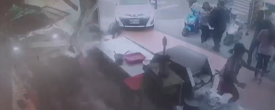 水泥車撞擊休旅車後衝進店內，客人驚逃。（翻攝畫面）