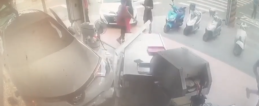 休旅車將店面、器材嚴重毀損。(翻攝畫面)