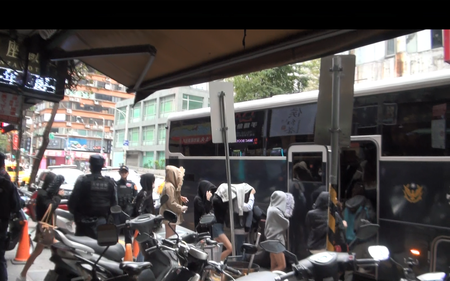 警方凌晨突襲酒店,帶回24名涉嫌吸毒、持毒、販毒的嫌疑人。(警方提供)