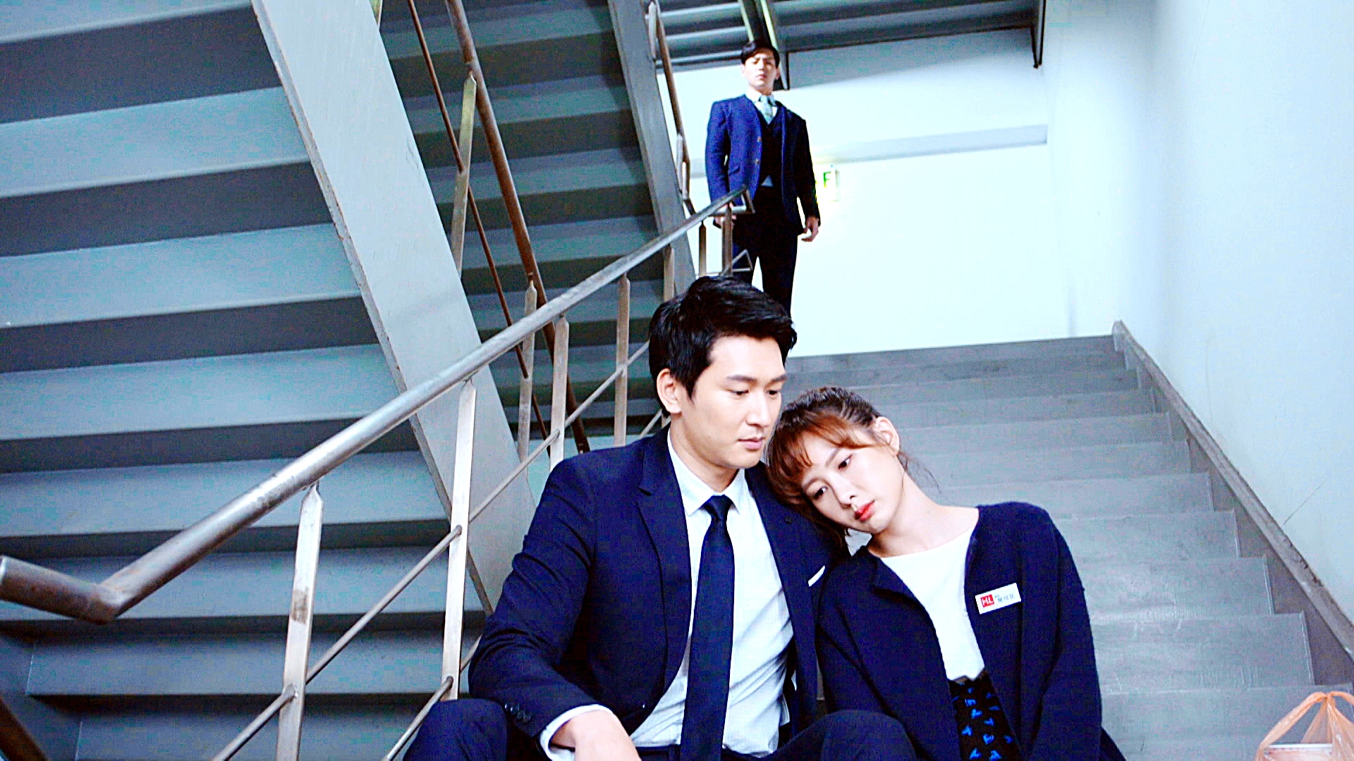 邵翔在戲裡默默守護安心亞，但安心亞卻喜歡禾浩辰（後）。（三立提供）