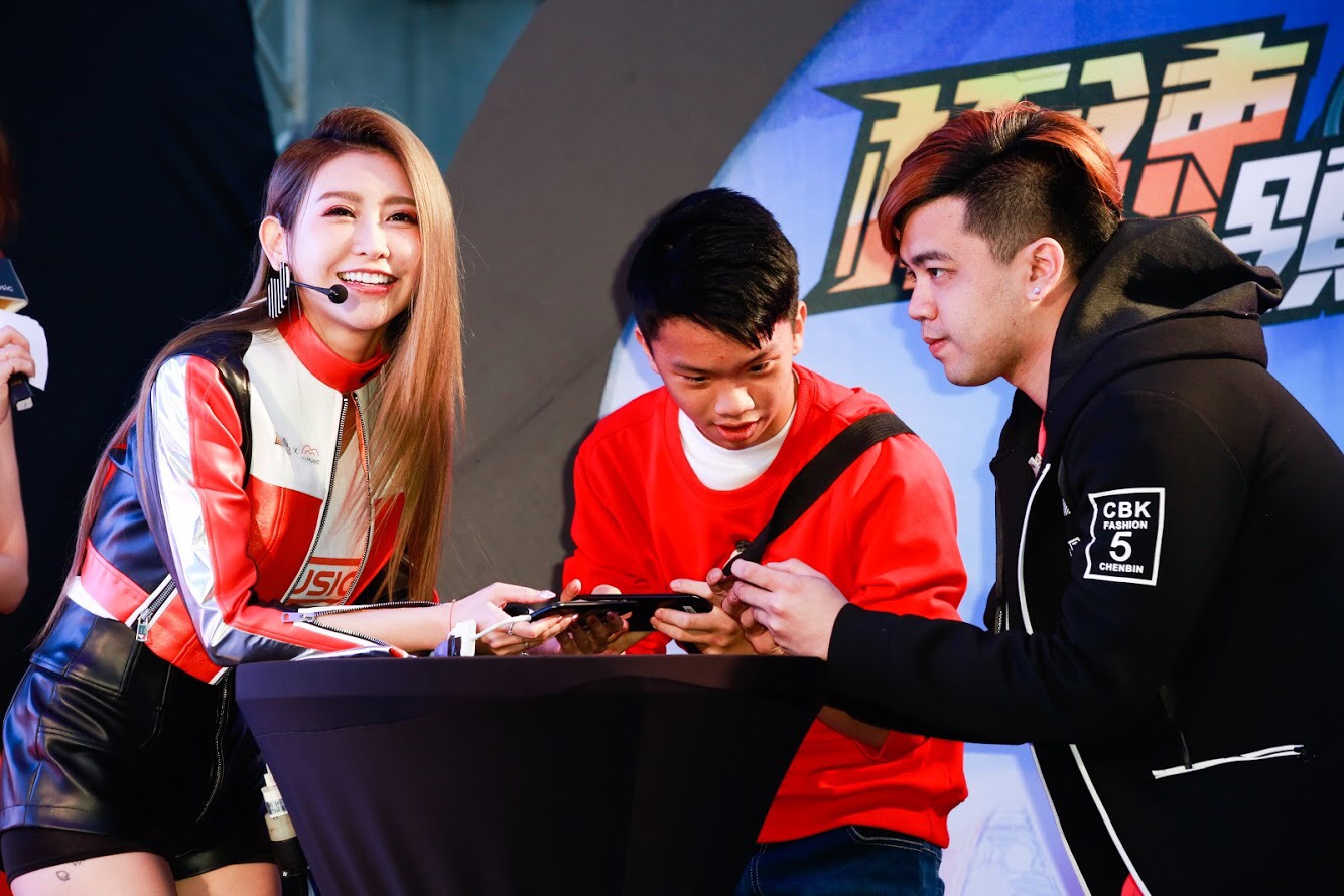 愷樂在活動現場與粉絲一同玩賽車，尖叫連連。