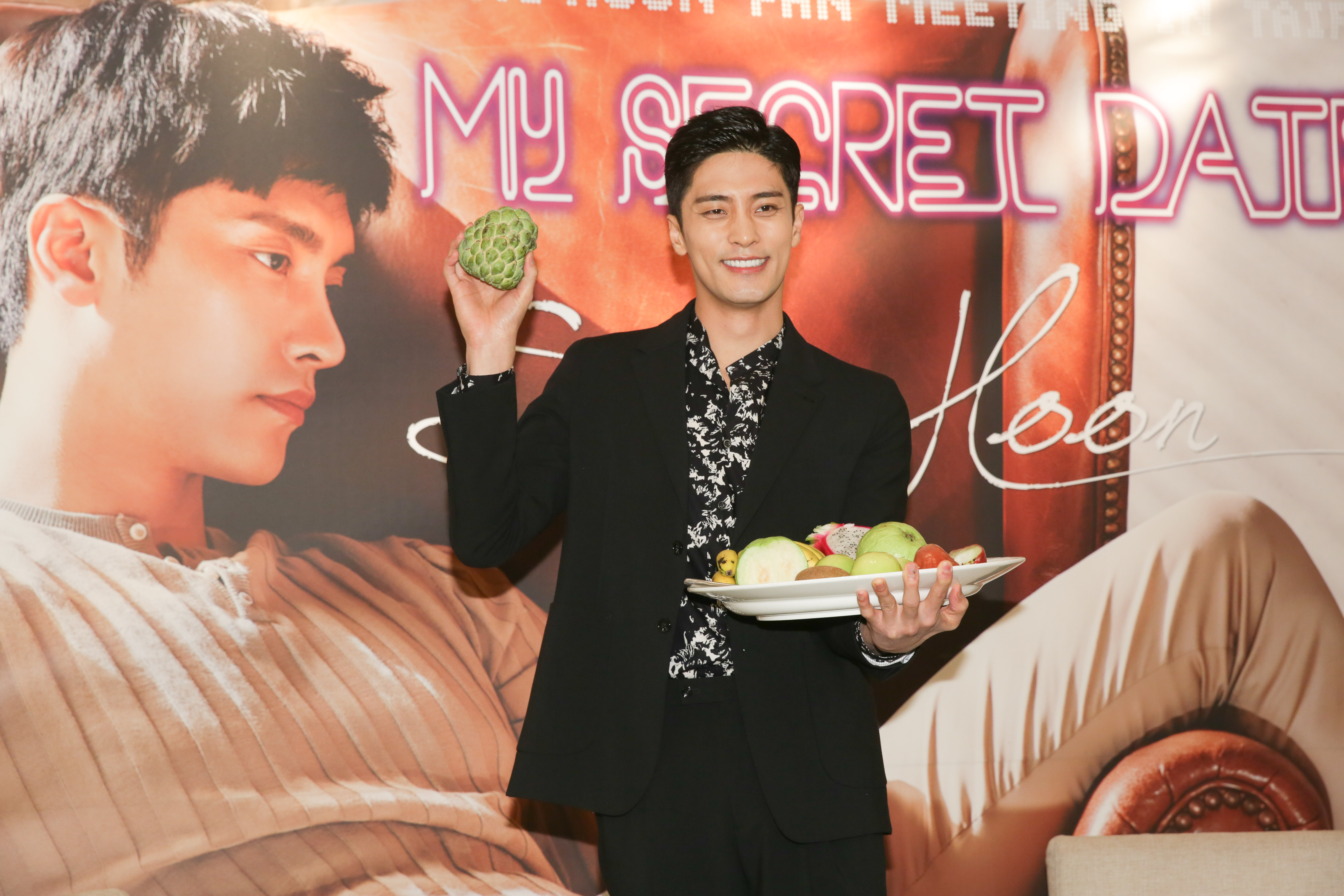 成勛初次品嘗台灣水果，立刻愛上釋迦的滋味。