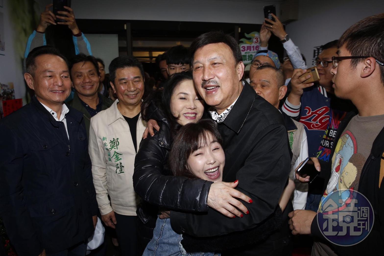 代表民進黨出征的余天當選立委，開心地與家人相擁。