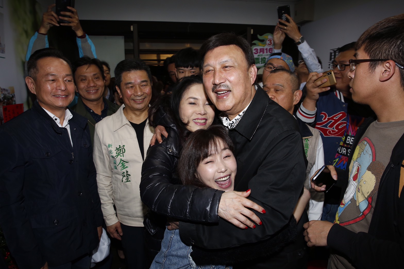 代表民進黨出征的余天當選立委，開心地與家人相擁。