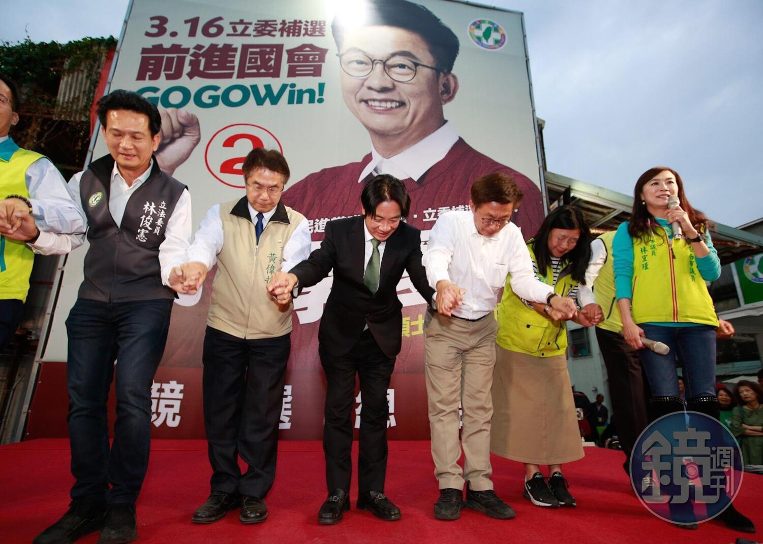 民進黨提名的郭國文順利當選,與前行政院長賴清德、台南市長黃偉哲等人向鄉親謝票。
