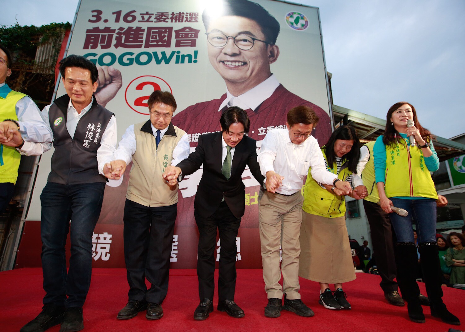 民進黨提名的郭國文順利當選，與前行政院長賴清德、台南市長黃偉哲等人向鄉親謝票。