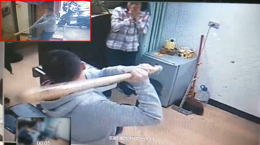 惡煞持球棒狠砸，讓櫃台人員驚恐萬分，惡煞離去前還持球棒砸門（小圖）。（翻攝畫面）