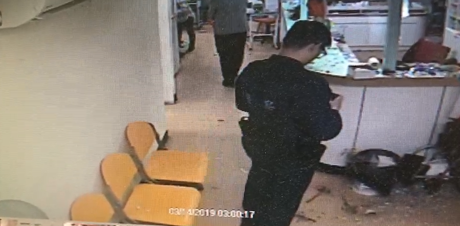 警方在現場蒐證。(翻攝畫面)