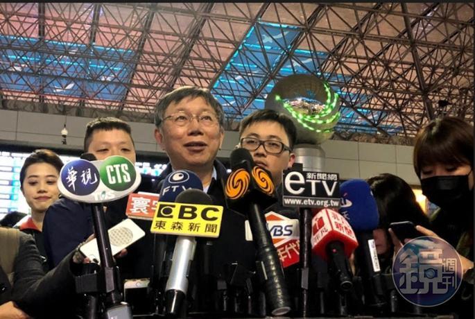 台北市長柯文哲今天晚上啟程訪美，對立委補選結果發表看法。