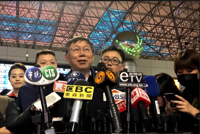 台北市長柯文哲今天晚上啟程訪美，對立委補選結果發表看法。