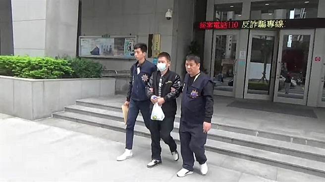 桃園新屋李姓角頭身藏三把槍被逮，竟向警方回答「槍枝上膛隨時方便隨時應戰」。（警方提供）