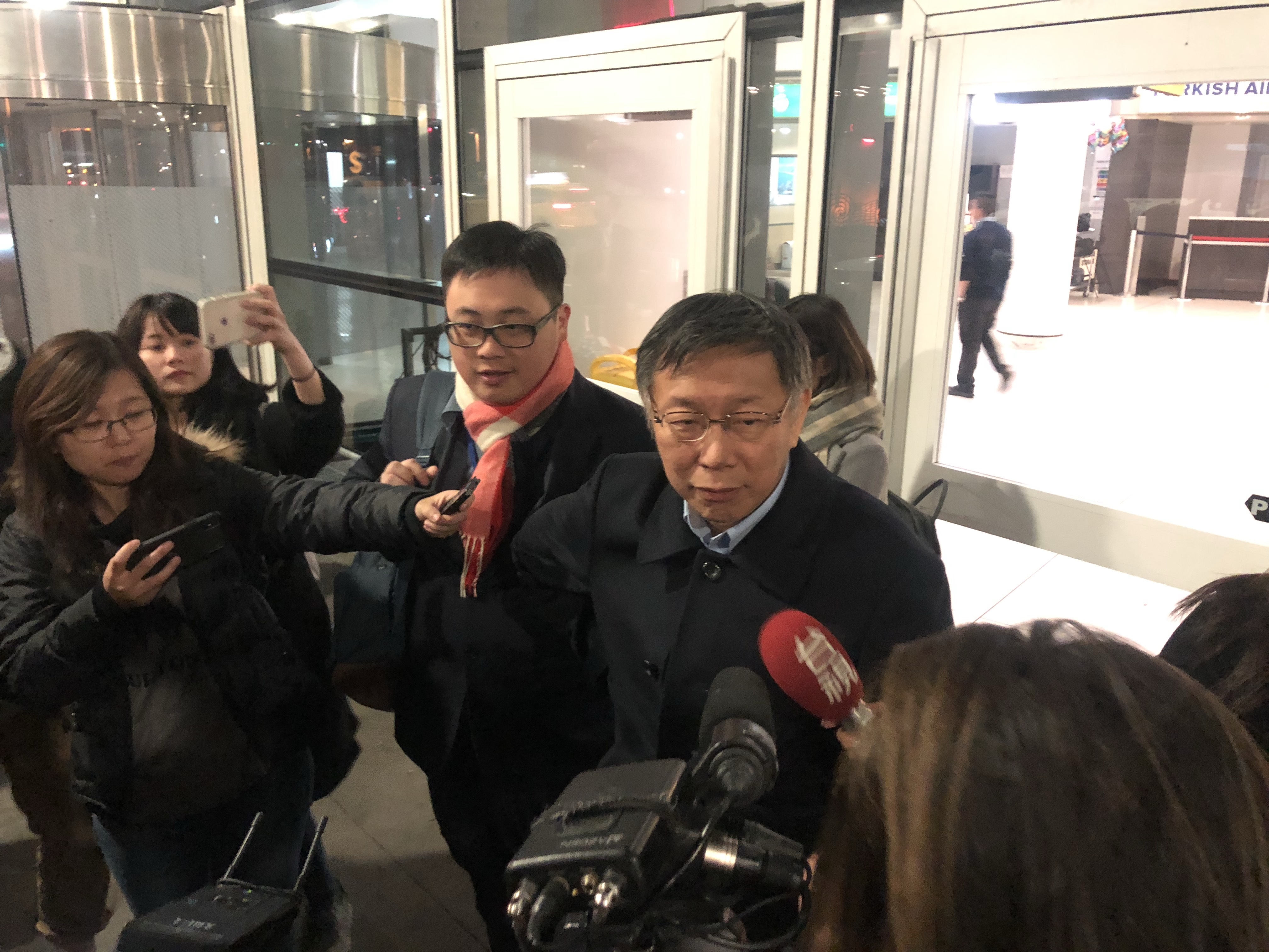 被問到會不會有美方官員拜會行程，柯文哲要大家等著看。