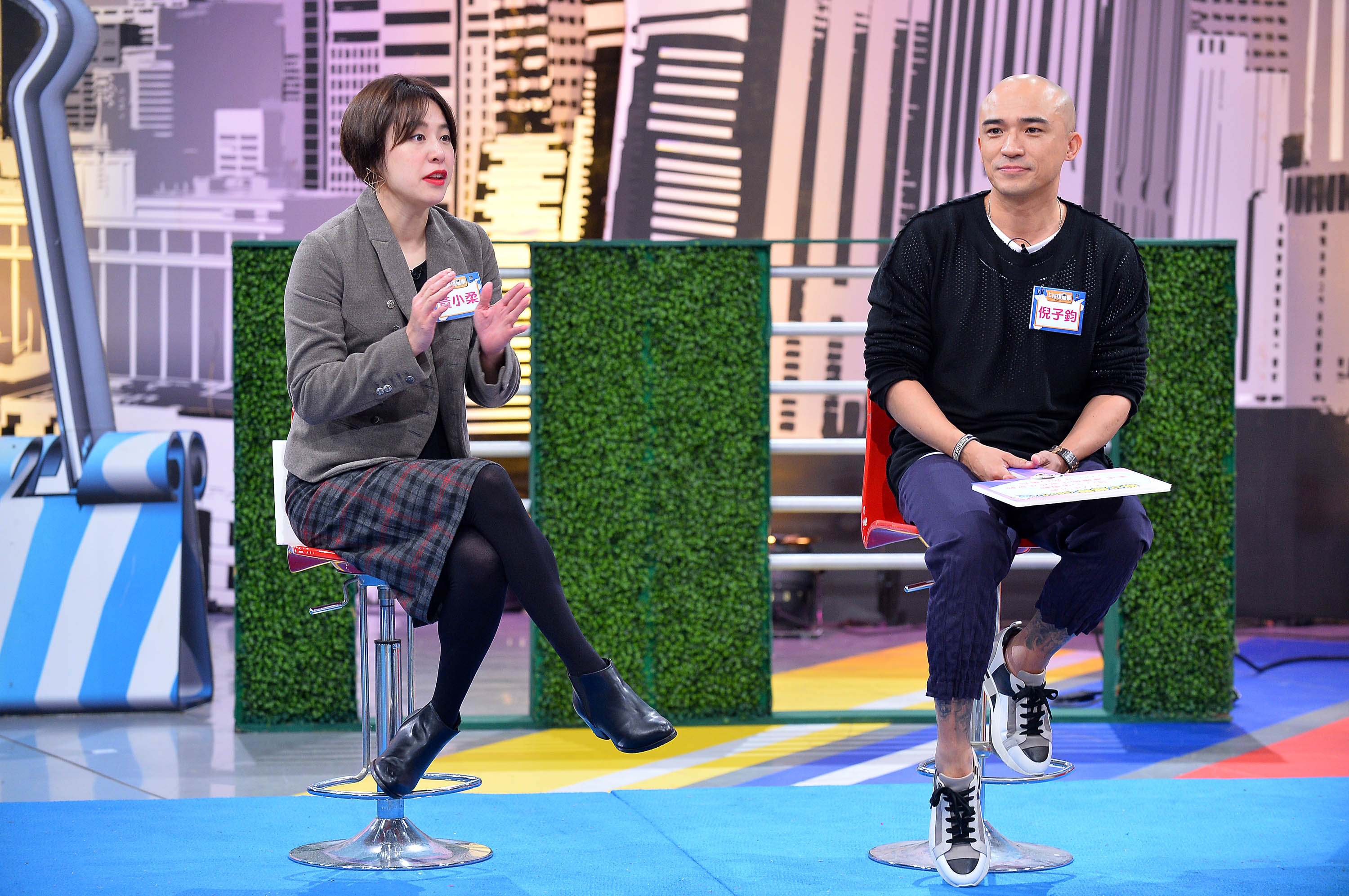 小柔和小馬上《上班這黨事》分享演藝路上的甘苦，黃小柔感謝身邊有不少貴人，小馬表示試過走紅，又嚐生意失敗，幸好憑著主持行腳節目拿下電視金鐘獎，再度攀上人生第二高峰。（TVBS提供）