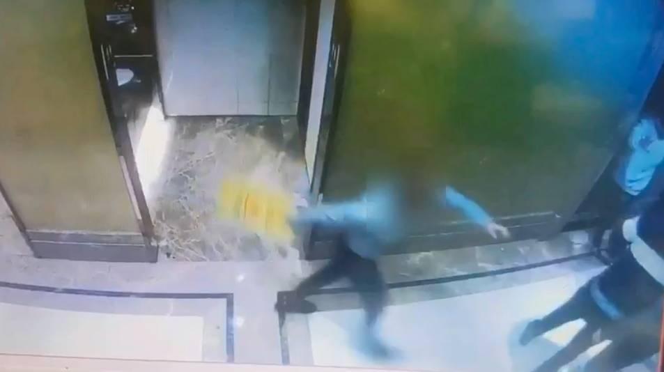 持「小心地滑」警示牌傷人的男子。（警方提供）