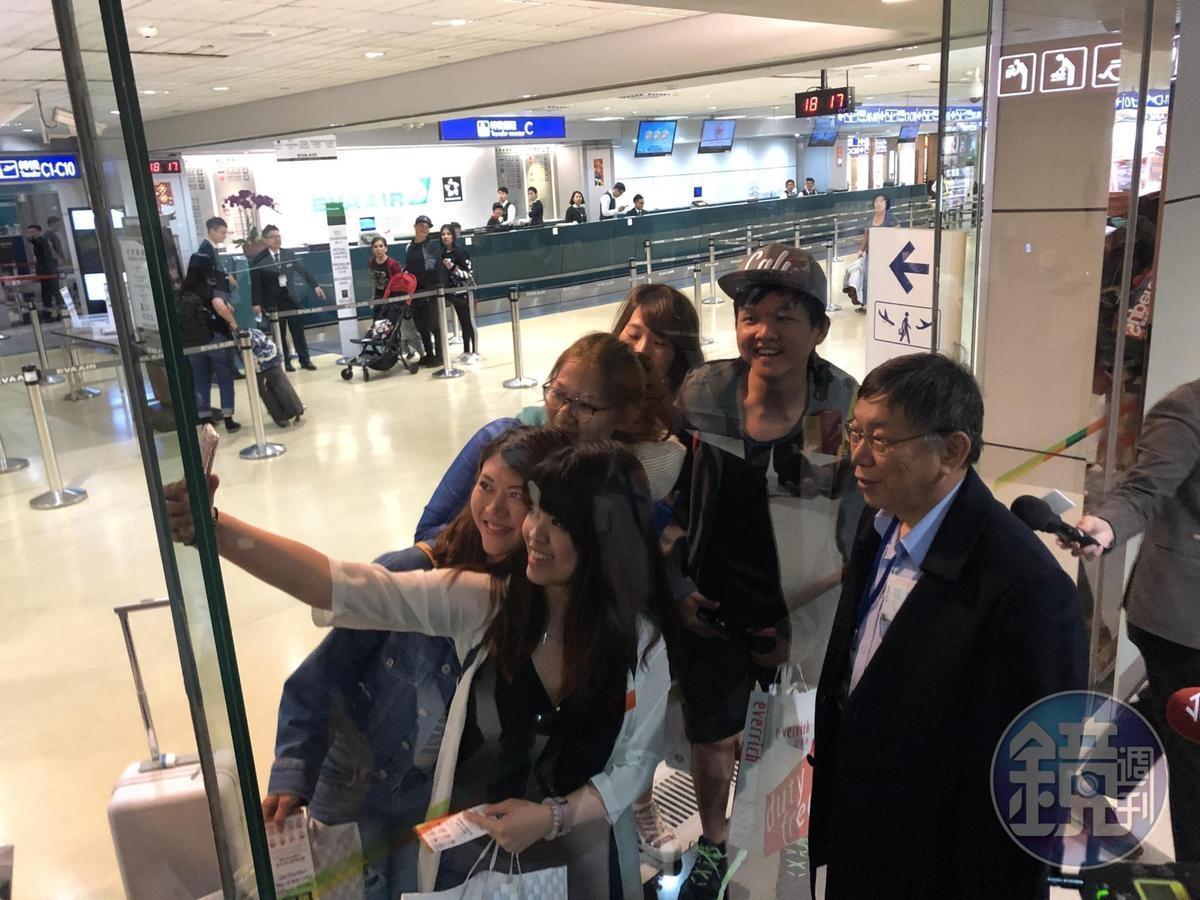柯P這次訪美，在桃園機場都有粉絲要求自拍。