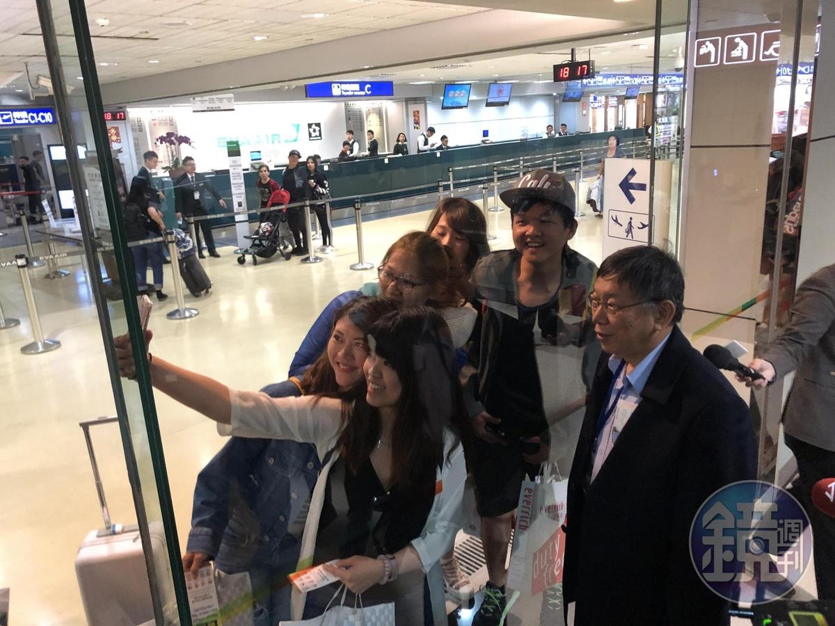 柯P這次訪美,在桃園機場都有粉絲要求自拍。