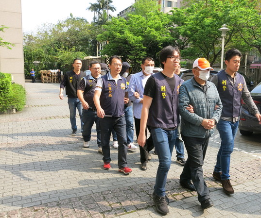 天道盟太陽會組長綽號「牛頭」的溫欽煌於刑事局遭解送。(警方提供)