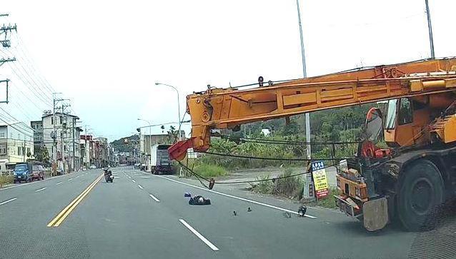 邱姓老翁騎車遭吊車鋼纜遭割喉。（翻攝畫面）