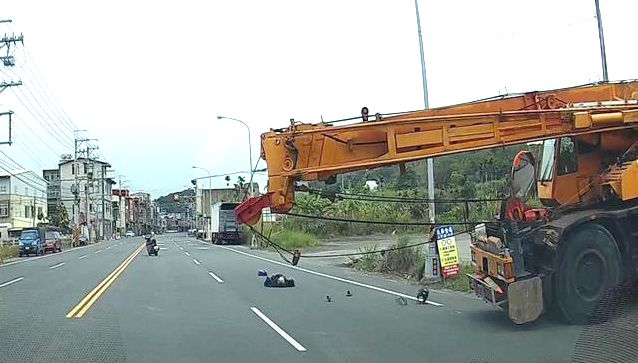 邱姓老翁騎車遭吊車鋼纜遭割喉。（翻攝畫面）