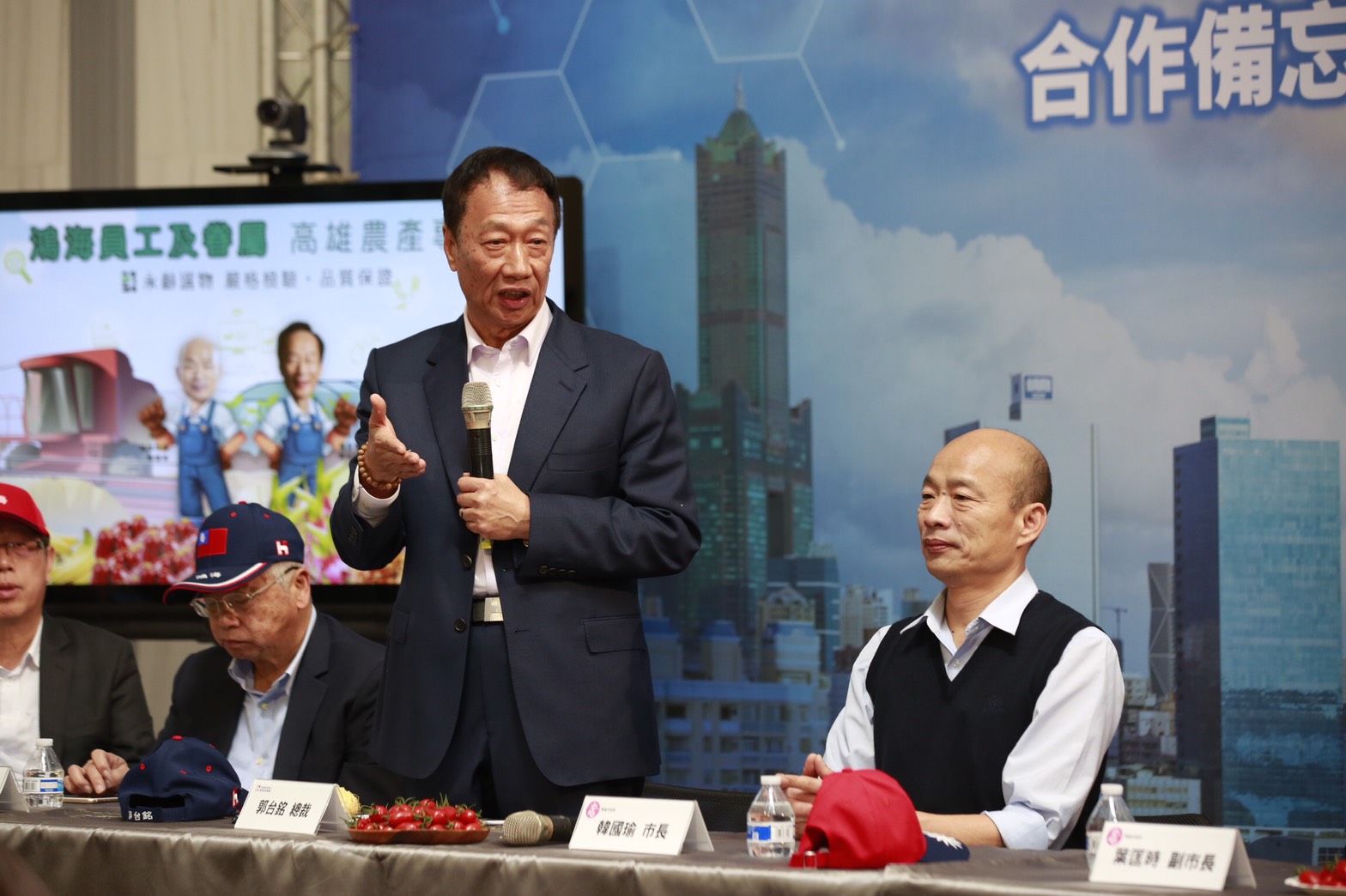 提起為何要回高雄投資，郭台銘說自己相當佩服韓國瑜的拚勁。