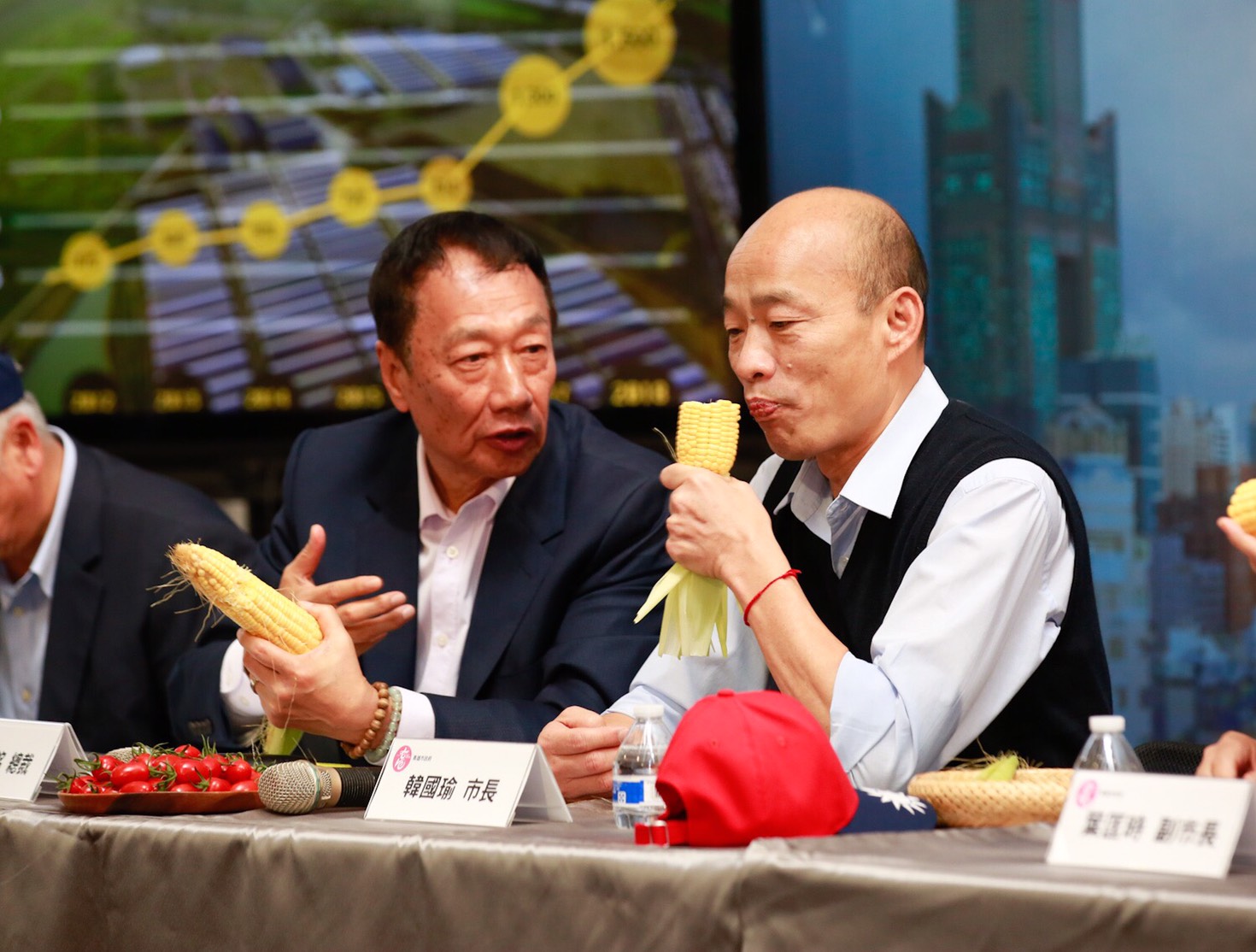 鴻海董事長郭台銘與高雄市長韓國瑜簽訂合作備忘錄。