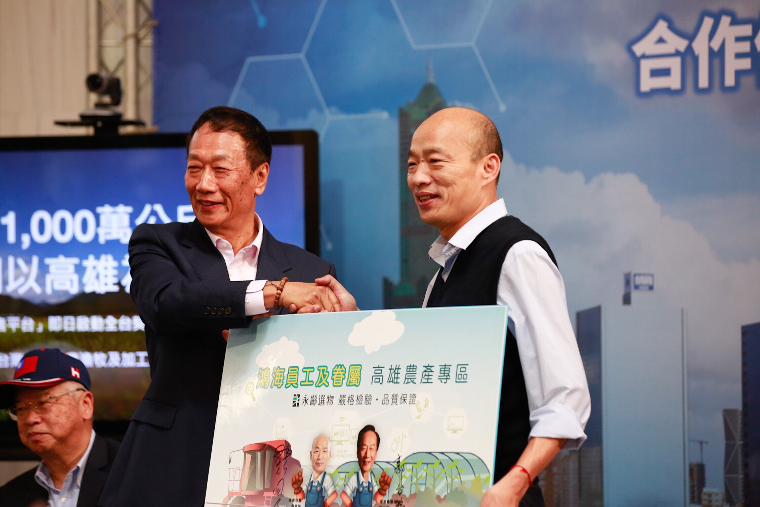 由鴻海集團全體100萬員工當後盾，郭台銘要帶給台灣農漁民1個大訂單。